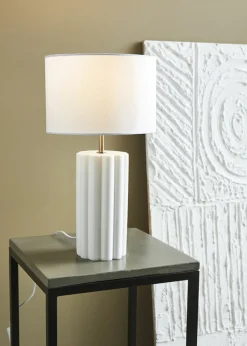 Sklep Kaja Biała elegancka lampka nocna z abażurem 108220 | Kaja Oświetlenie