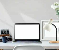 Sklep Kaja Biała lampka biurkowa na drewnianej podstawie TB-37263-BG SENZA | Kaja