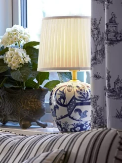 Sklep Kaja Biało niebieska lampa stołowa z abażurem 105000 | Kaja Oświetlenie