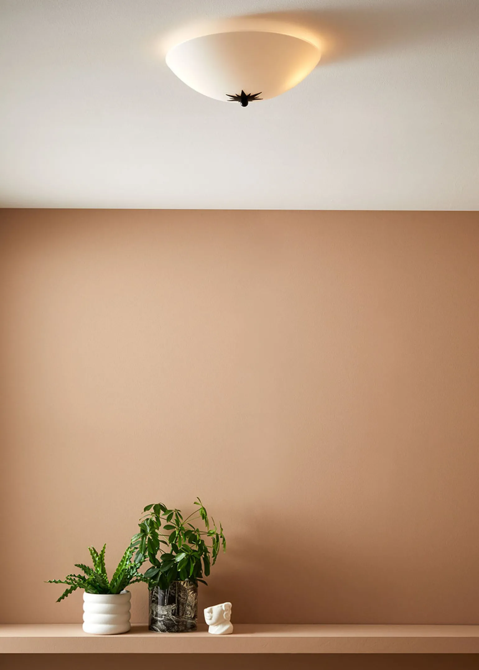 Sklep Kaja Biały plafon z czarną gwiazdką na oprawie 108207 | Kaja Oświetlenie