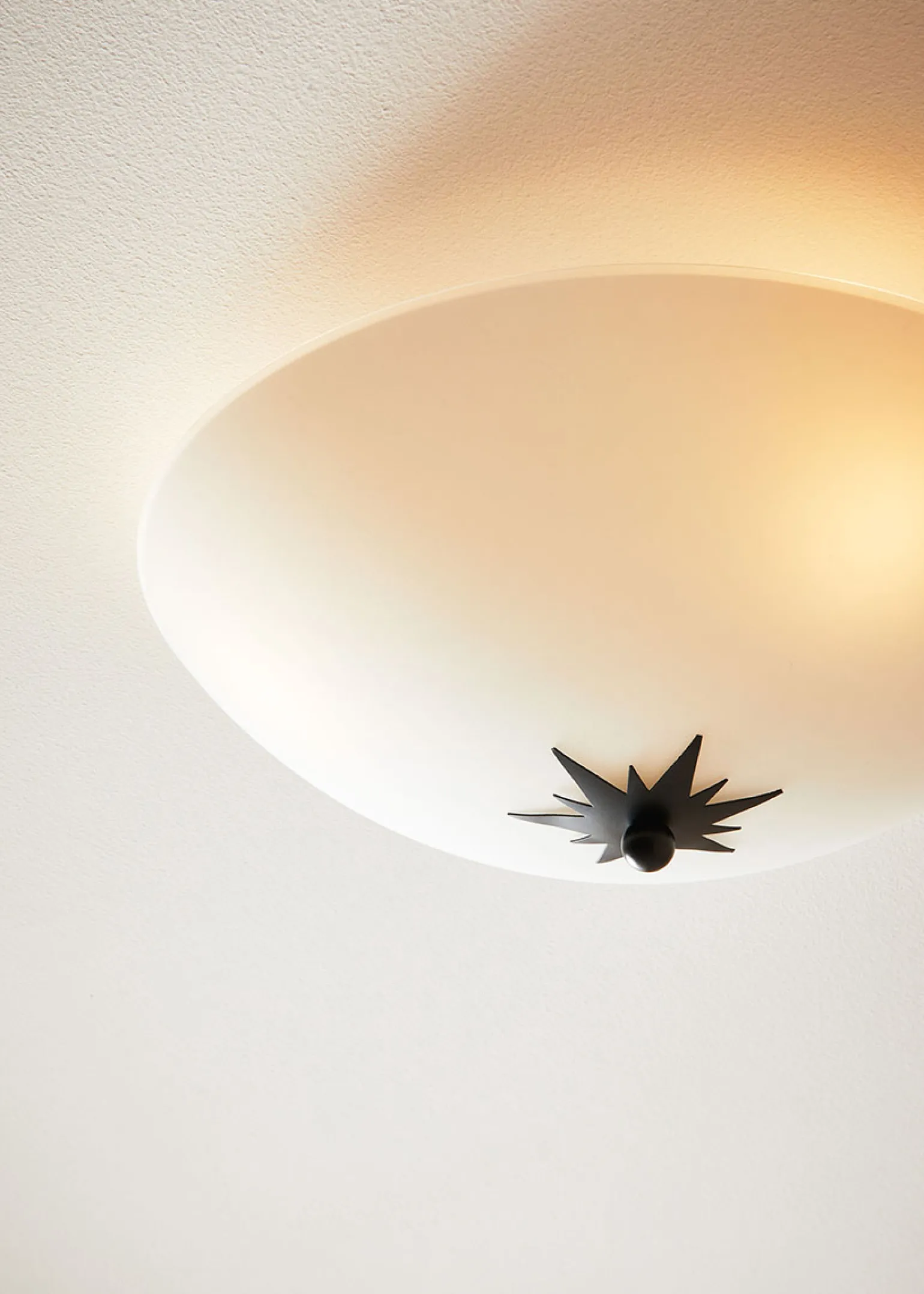 Sklep Kaja Biały plafon z czarną gwiazdką na oprawie 108207 | Kaja Oświetlenie