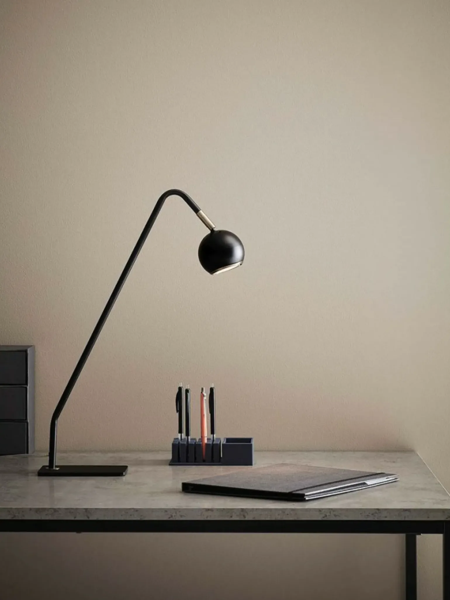 Sklep Kaja Czarna lampa biurkowa ze złotem do gabinetu 107340 | Kaja Oświetlenie