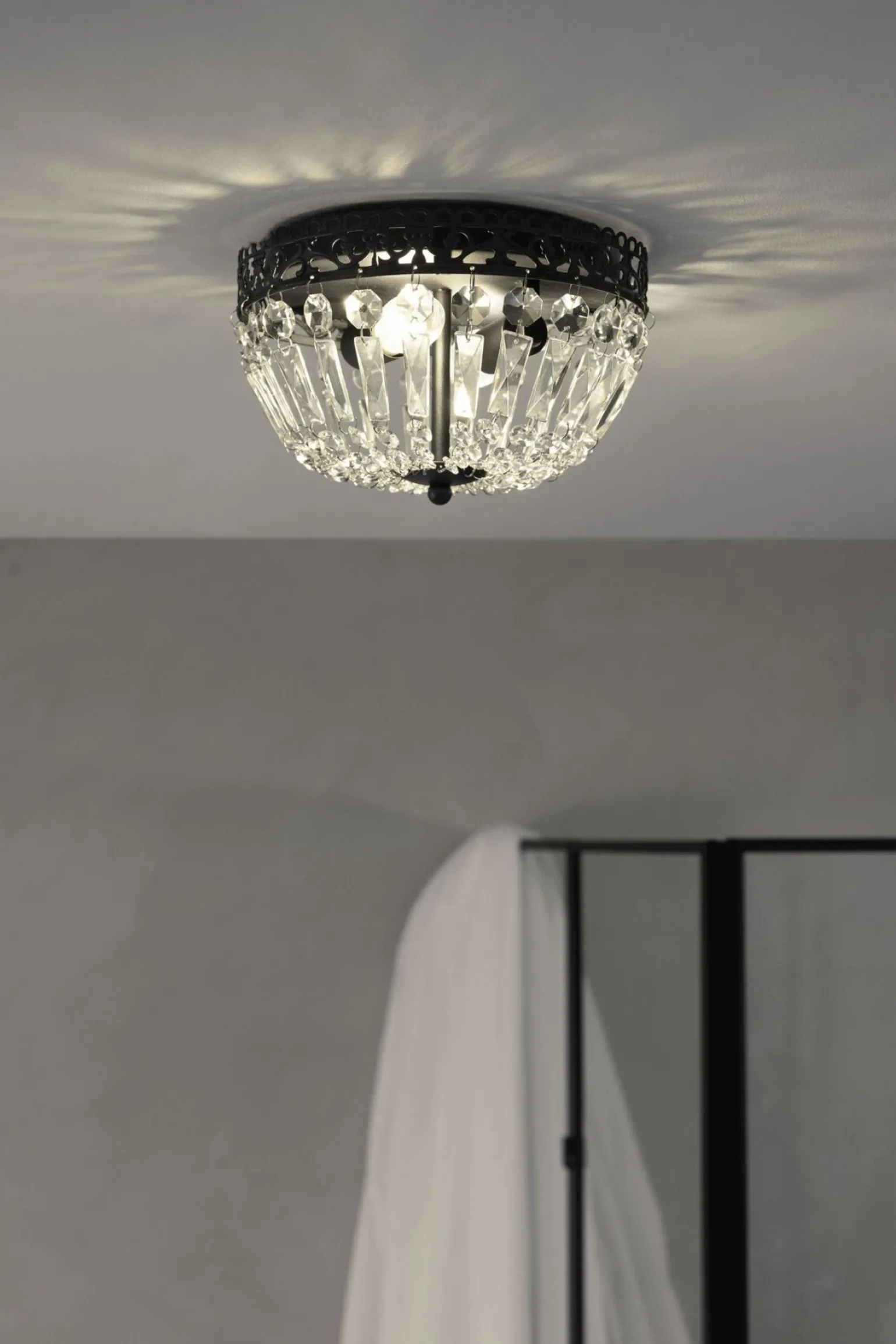 Sklep Kaja Czarna lampa sufitowa z kloszem z kryształków 108598 z serii ETIENNE