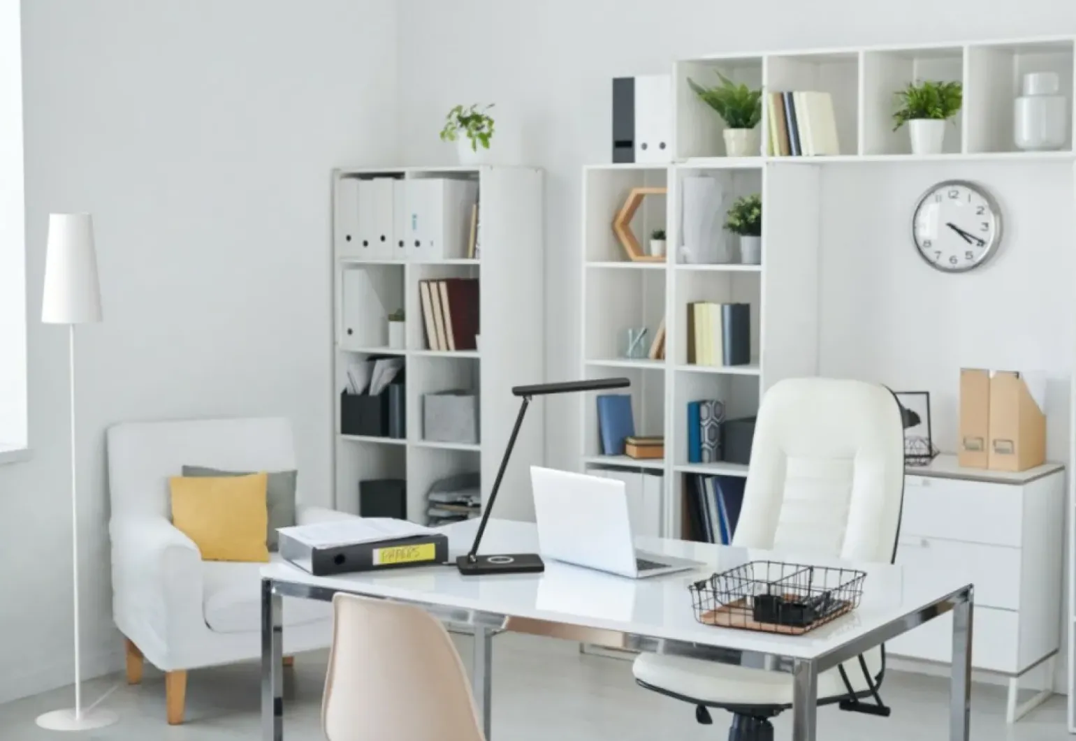 Sklep Kaja Czarna lampka biurkowa z wbudowanym LED-em 8404 | Kaja Oświetlenie