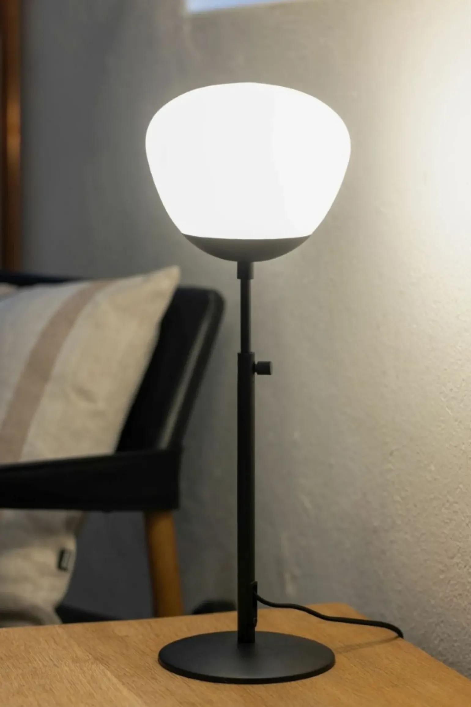 Sklep Kaja Czarna, prosta lampka nocna z mlecznym kloszem 108545 z serii RISE