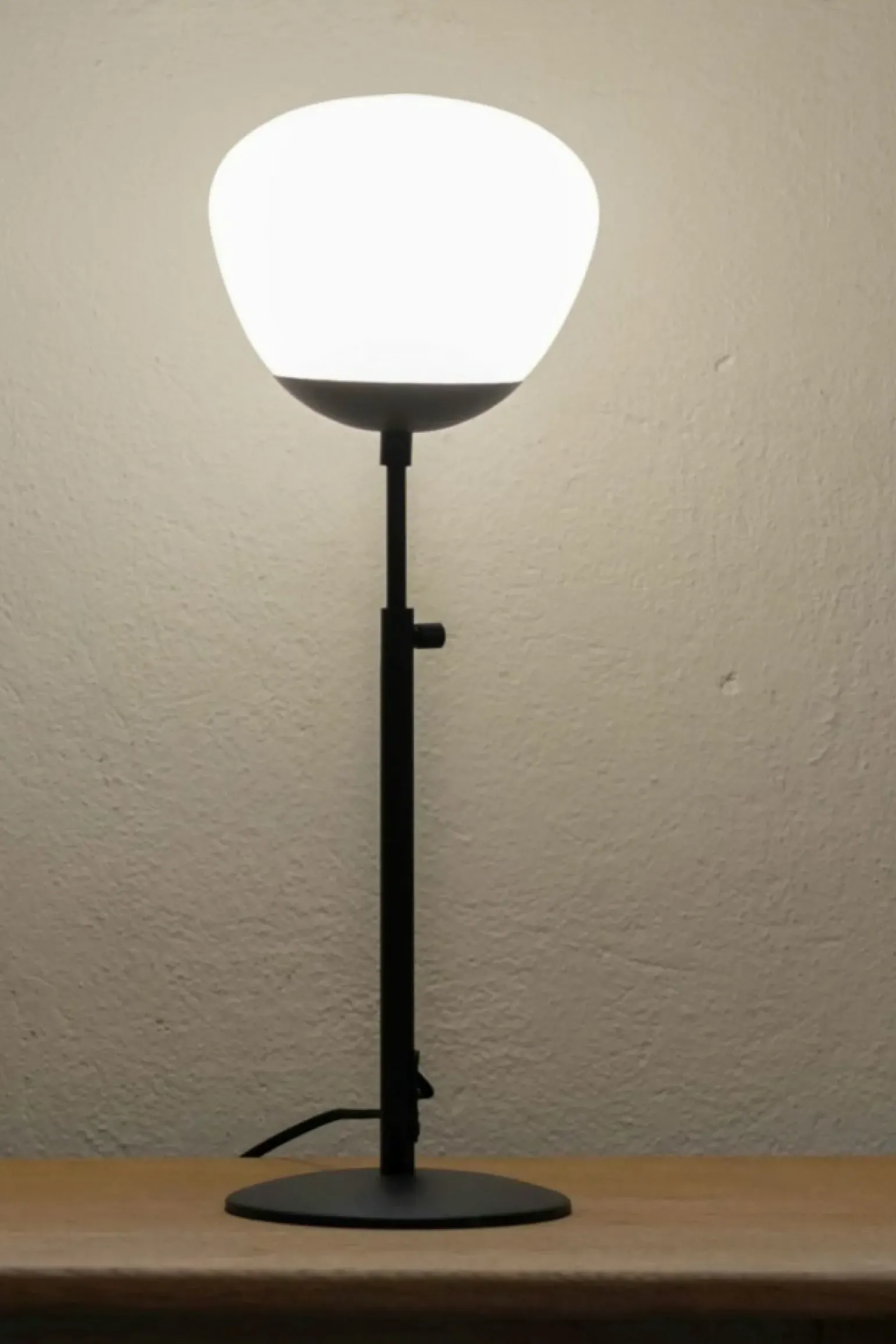 Sklep Kaja Czarna, prosta lampka nocna z mlecznym kloszem 108545 z serii RISE