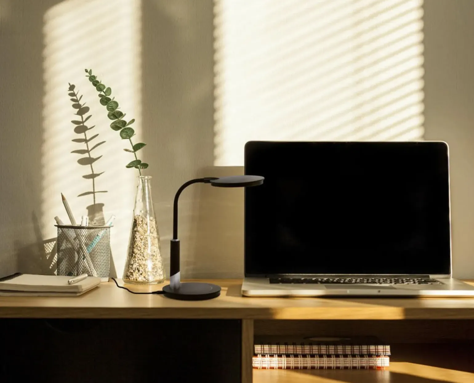 Sklep Kaja Czarna, solidna lampka biurkowa K-BL1237 z serii DINO