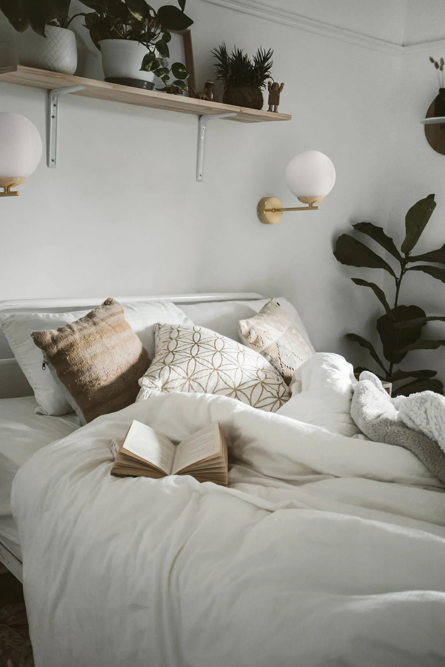 Sklep Kaja Dekoracyjna lampa ścienna, złoto-biały kinkiet K-5425 z serii REA