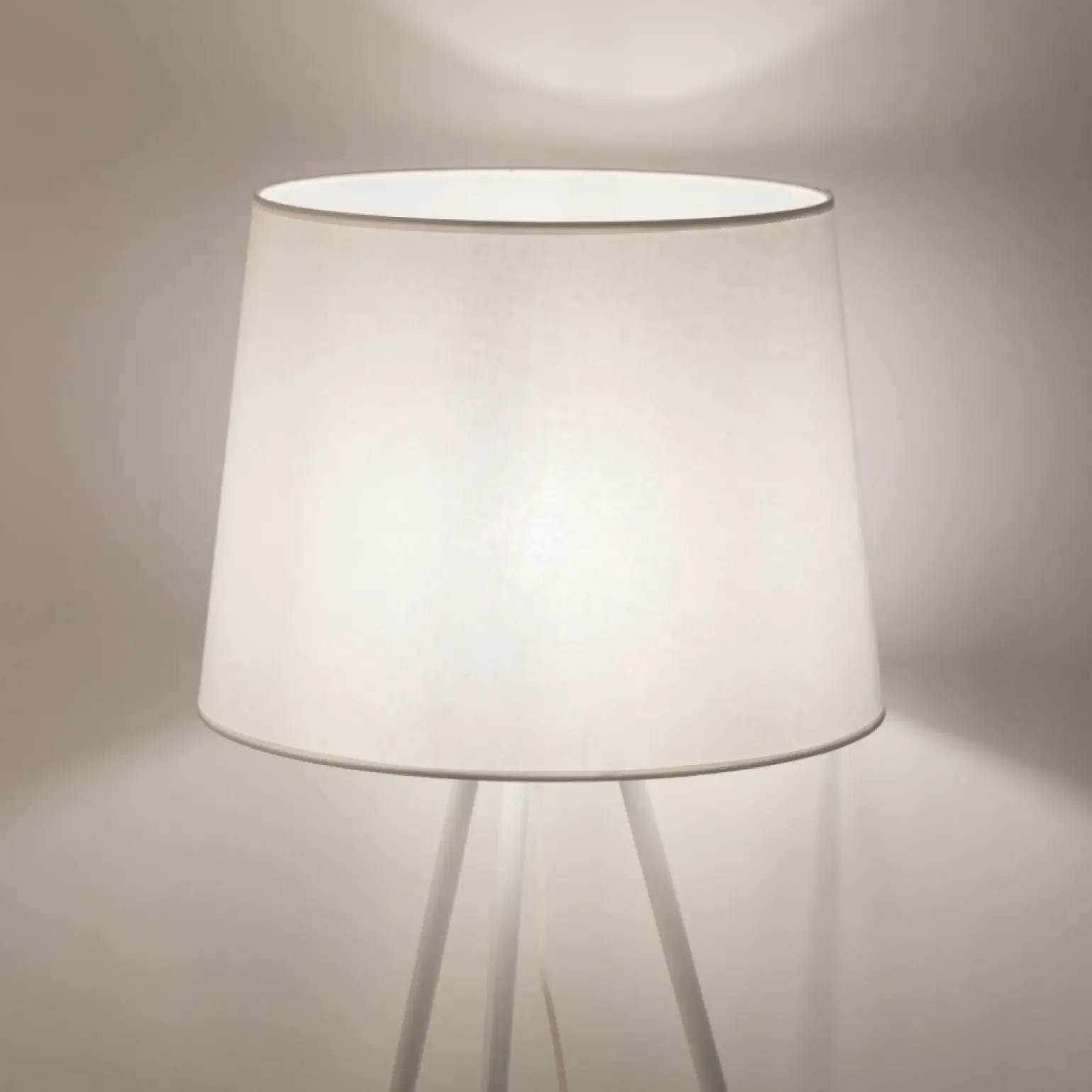 Sklep Kaja Klasyczny, trójnóg z abażurem, do salonu TK 5420 z serii ISEO