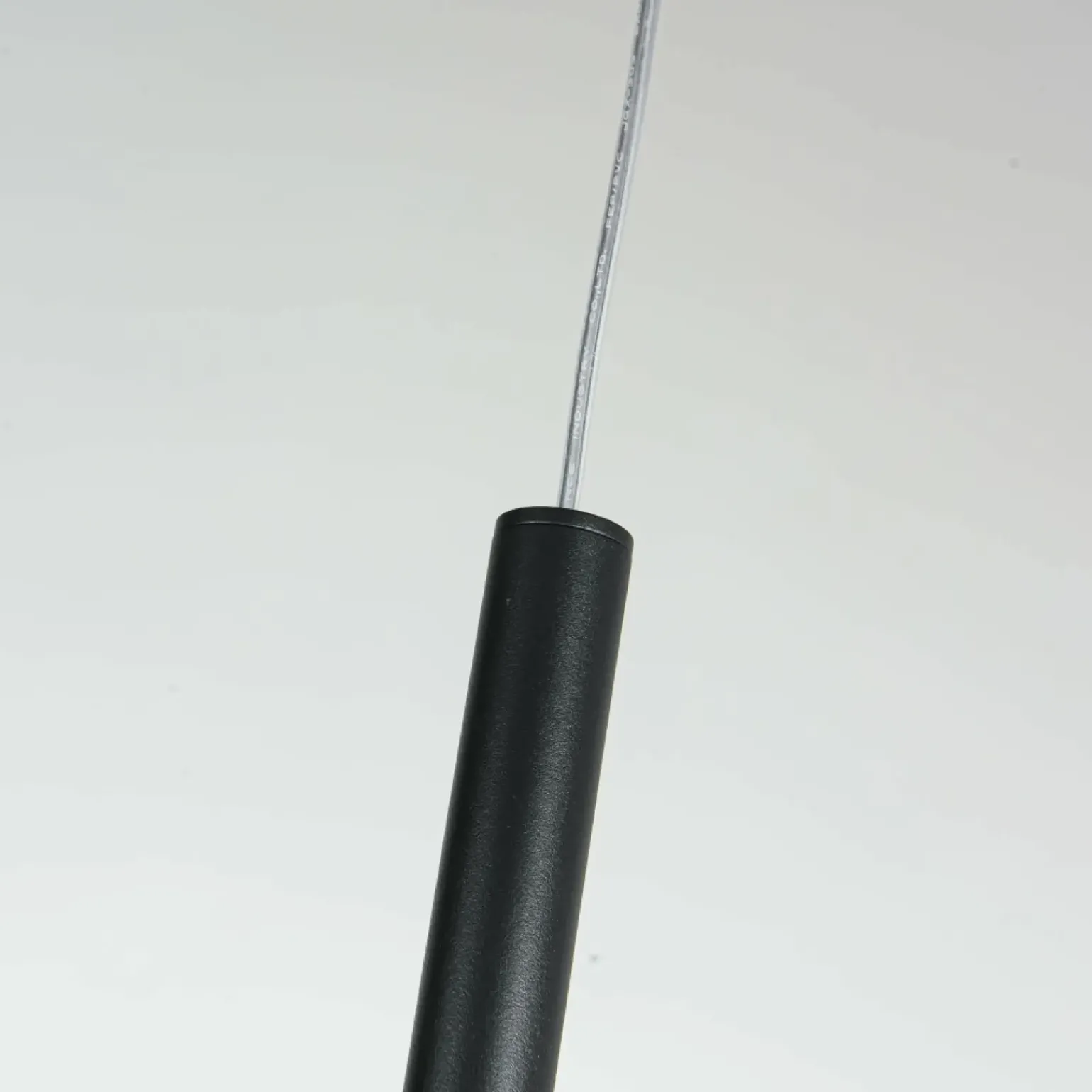 Sale Minimalistyczna tuba z regulowanym zwisem LP-894/1P BK z serii LUNGO Żyrandole Nowoczesne