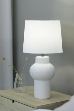 Sklep Kaja Ponadczasowa, biała lampka stołowa do salonu 108450 z serii SHAPE