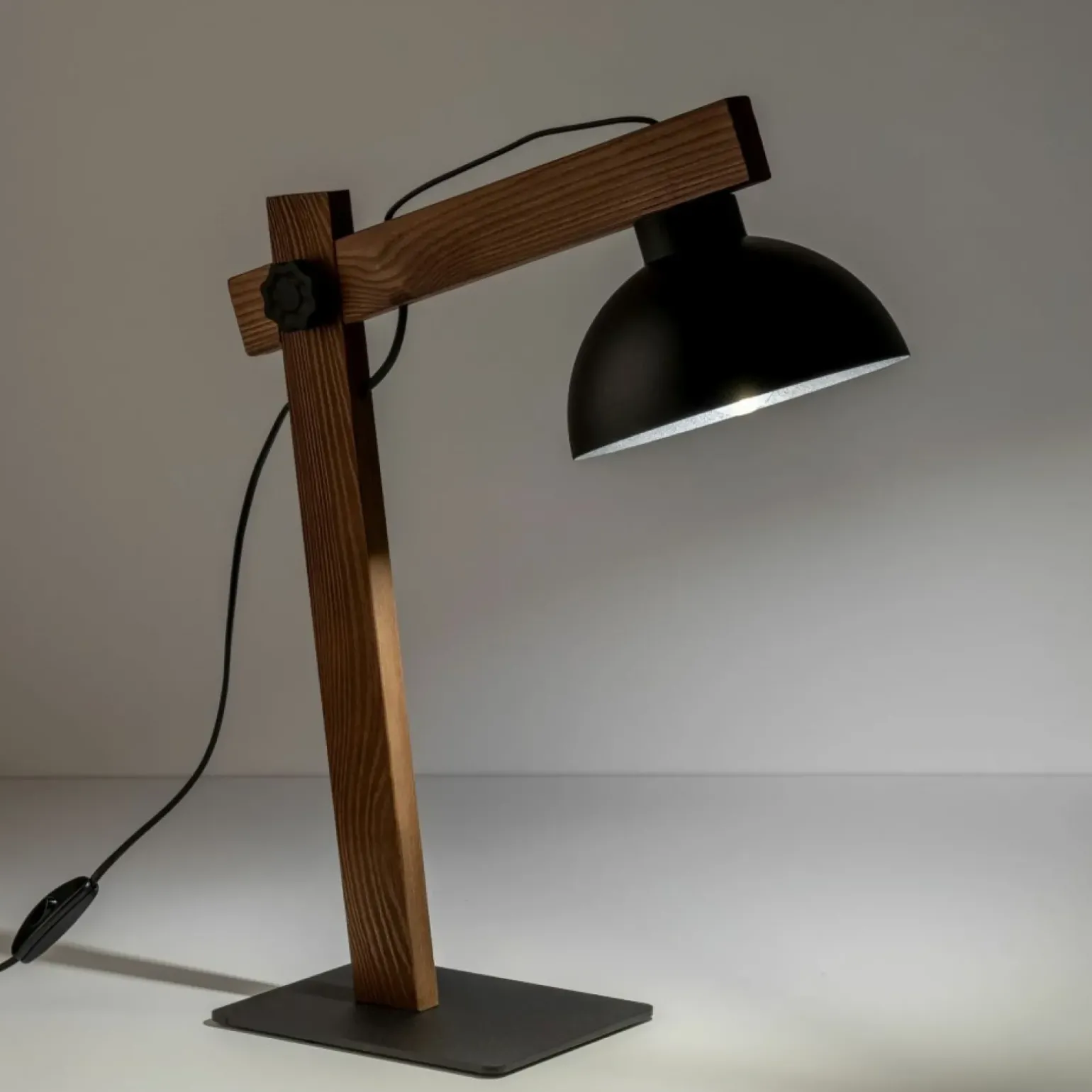 Sklep Kaja Regulowana, drewniana lampka biurkowa z kloszem TK 5345 z serii OSLO