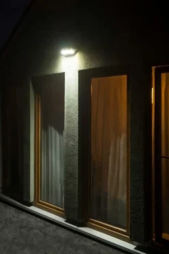 Sklep Kaja Srebrna lampa, podświetlenie fasady budynku 1880S z serii UFO | Kaja Oświetlenie