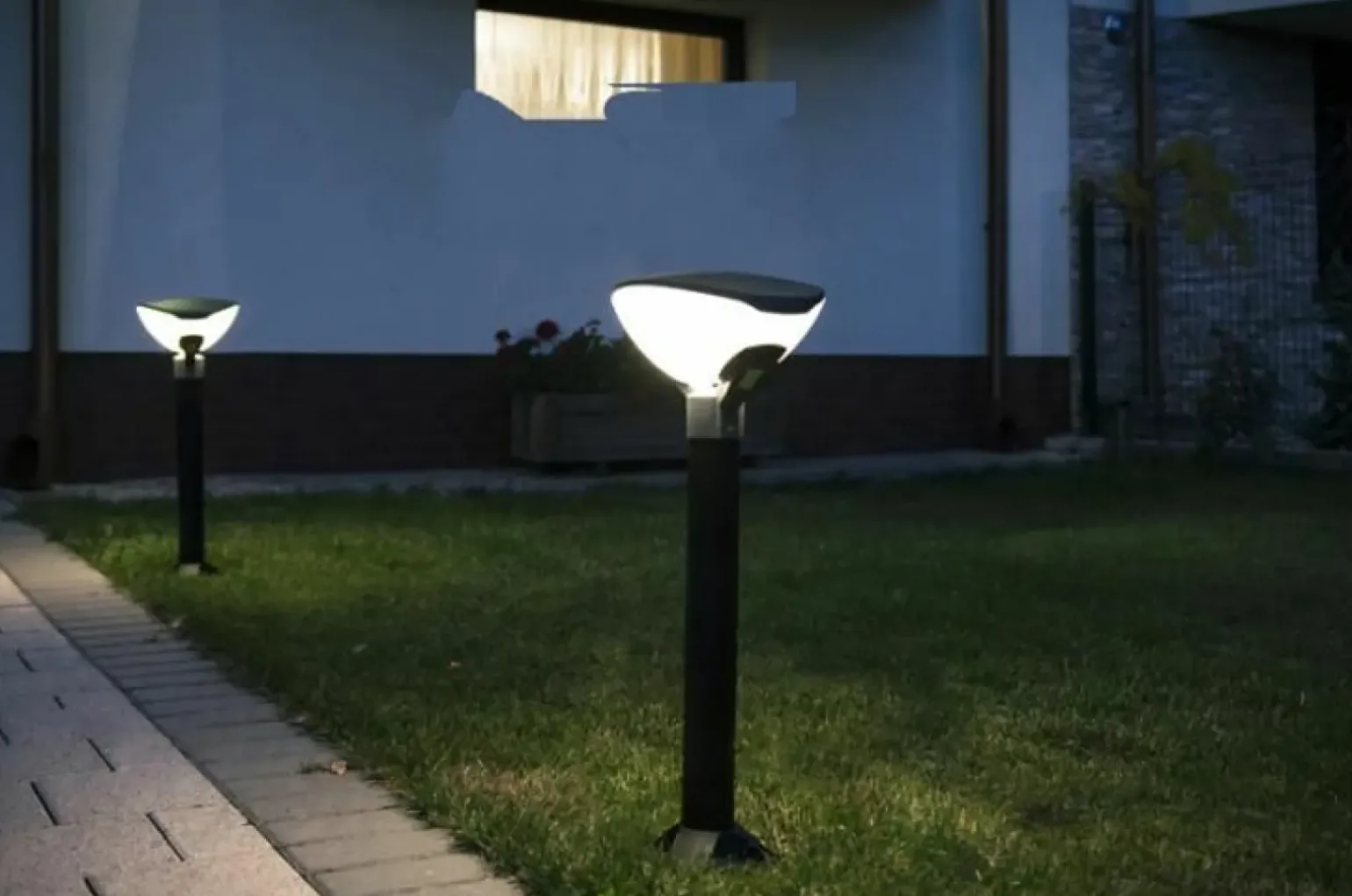 Sklep Kaja Wysoka lampa ogrodowa z nietuzinkowym kloszem TEO 1 z serii TEO | Kaja Oświetlen