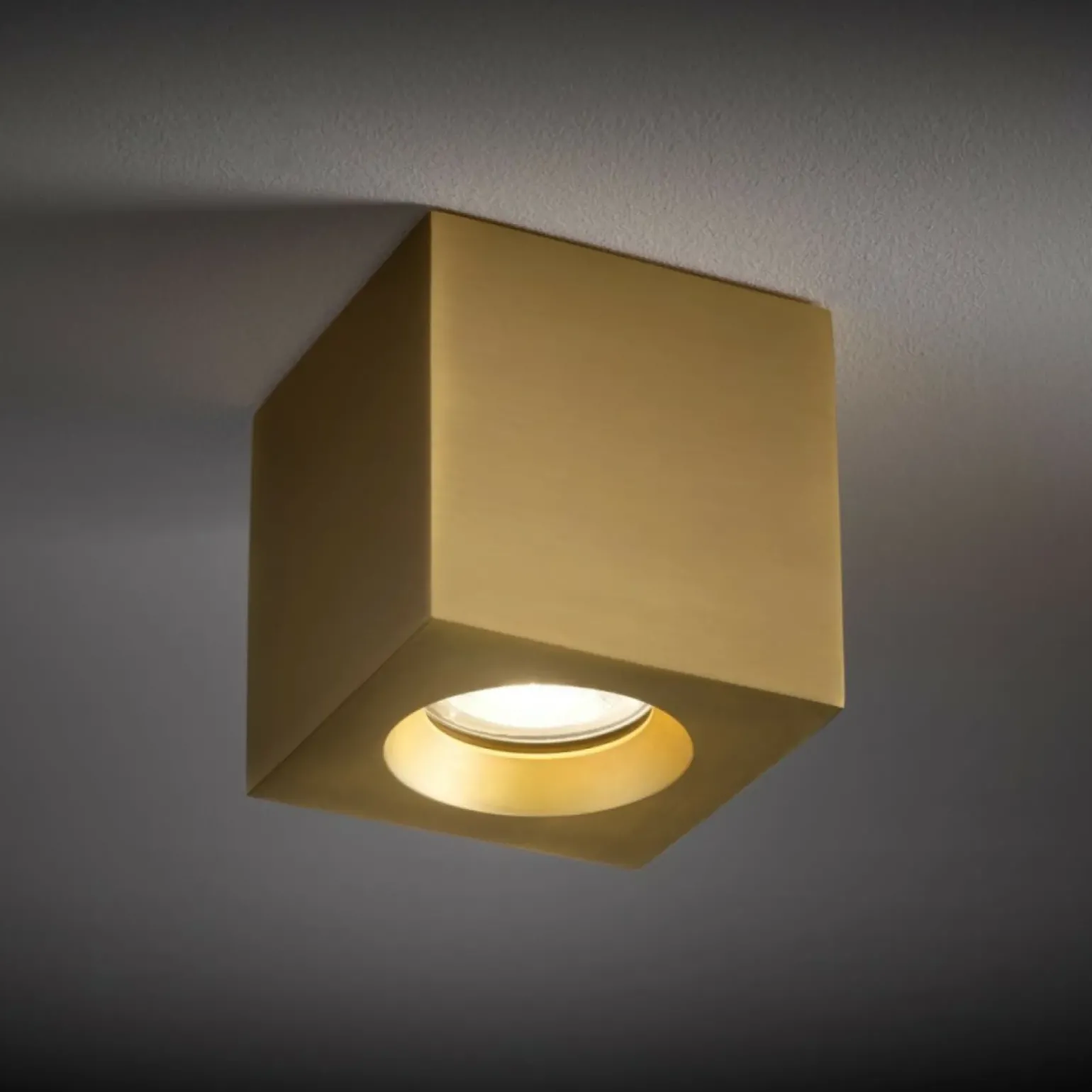 Sklep Kaja Złota kostka natynkowa spot do salonu 8,5x8,5cm 10720 PARANA | Kaja