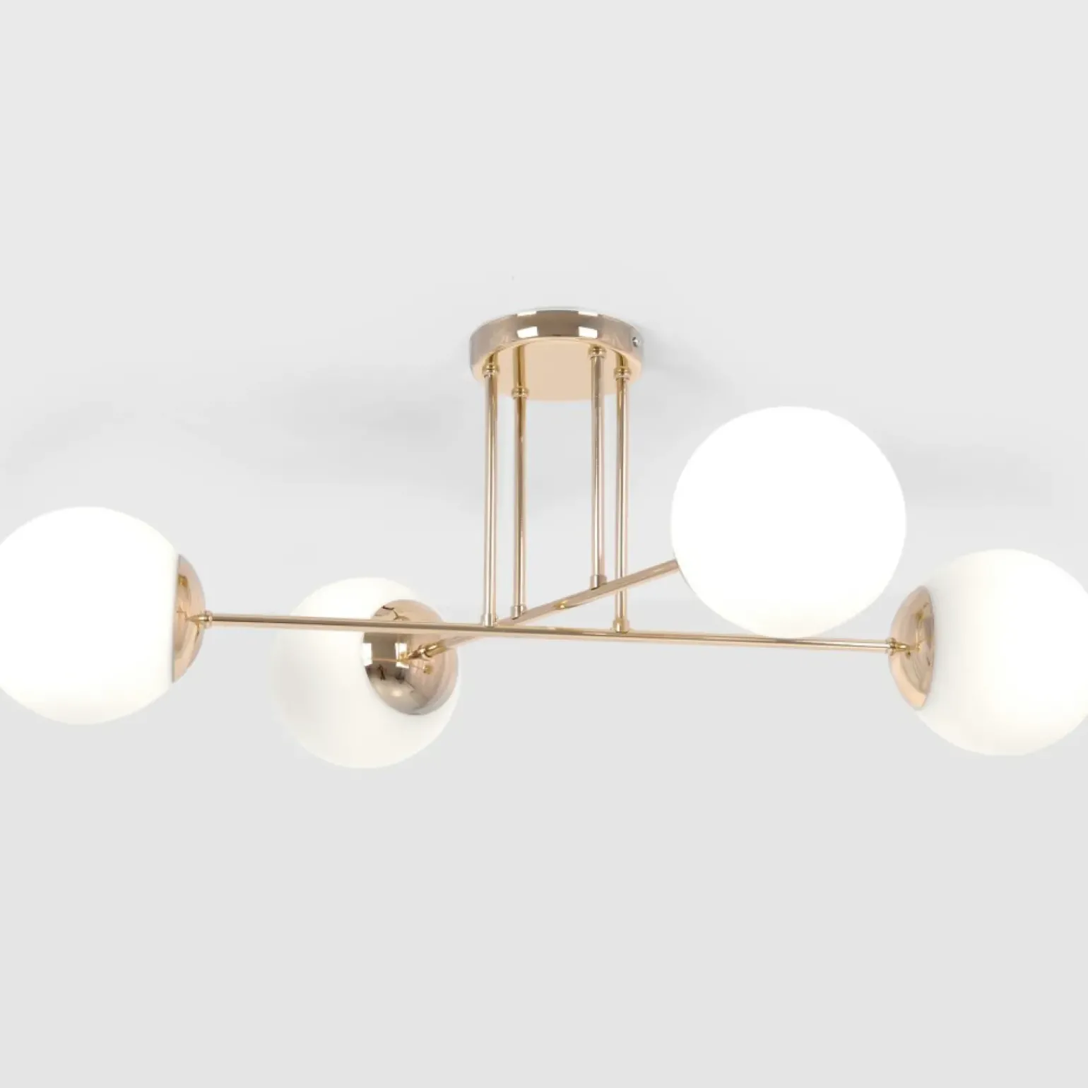 Store Złota lampa sufitowa z czterema białymi kloszami K-5403 z serii LUMIA Żyrandole Nowoczesne